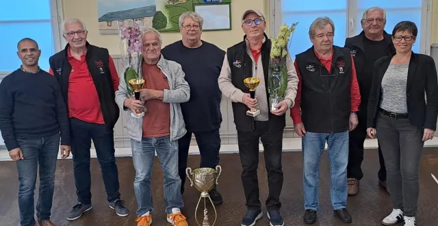 photo  de gauche à droite : xavier anaïs, adjoint à la vie associatif sport et loisirs ; loïc landeau, responsable de la commission des jeux ; andré lemanceau ; jean-luc billerault ; paul taveau, le gagnant du challenge ; hubert lafuenté, président du beau-coup ; roger boivin ; et hélène bernugat, adjointe déléguée à la culture, communication et dialogue citoyen de beaucouzé.  &copy;  ouest-france 