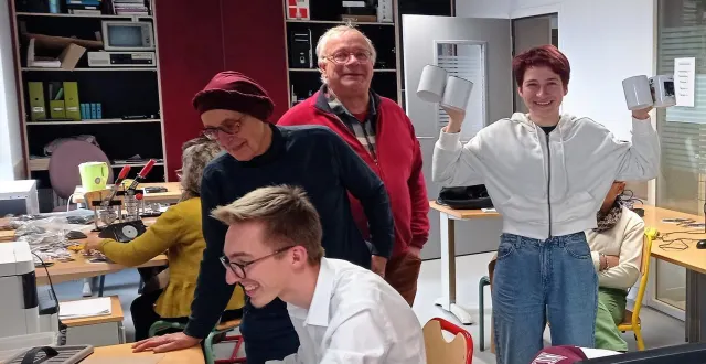 photo  succès des deux ateliers de décoration de badges et de mugs animés par jade, à droite.  &copy;  ouest-france 