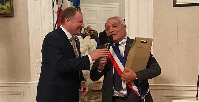 photo  martin zabransky, maire de staré mesto et mostefa maachi, maire de sées lors de la cérémonie officielle à l’hôtel de ville.  &copy;  ouest-france. 
