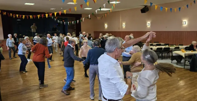 photo  bonne ambiance sur la piste de danse.  &copy;  ouest-france 