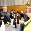 photo ambiance conviviale auprès des producteurs viticoles pour choisir le vin des tables de fin d’année.