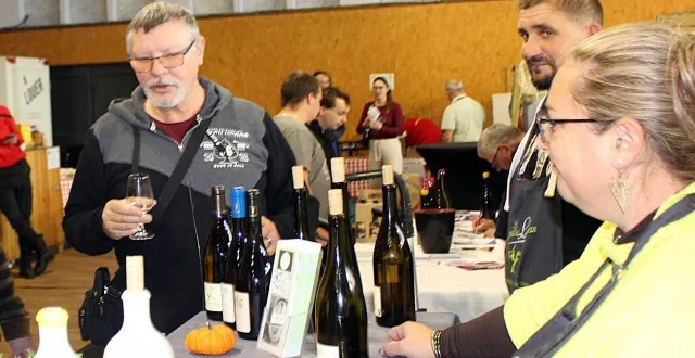 photo  ambiance conviviale auprès des producteurs viticoles pour choisir le vin des tables de fin d’année.  &copy;  le maine libre 