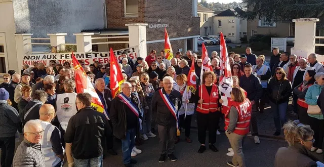 photo  les manifestants se sont réunis rue de la perrine.  &copy;  le maine libre 