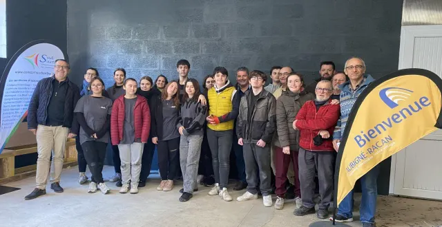 photo  élus, bénévoles des « ateliers de demain », et jeunes participants du chantier argent de poche ont pris la pose pour la fin de leur semaine de travail.  &copy;  ccss 
