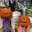photo les enfants ont taillé des citrouilles pour les rendre effrayantes.