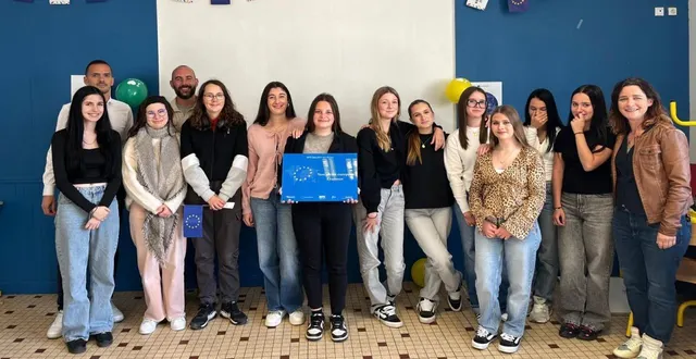 photo  les élèves de deuxième année de cap sapver, ici accompagnées de leurs formateurs, ont préparé une matinée de fête à l’occasion des erasmus days.  &copy;  document remis 