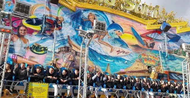 photo  les manèges à sensations de mm mesme (chenille) louis joulain (autos tamponneuses) et comme ici le wind surf de juanito ont été très prisés lors de la foire d’octobre de longué-jumelles.  &copy;  co 