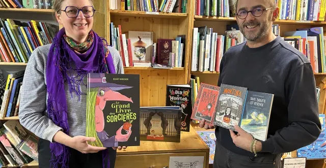 photo  angers, rue des poëliers, le 24 octobre 2025. xavier gallard, libraire spécialisé en romans jeunesse, et catherine boivin, libraire et gérante de la librairie la luciole avec anne-cécile boursicot.  &copy;  co 