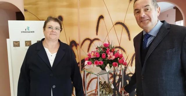 photo  assistante administrative à la flèche, hélène ménard se tient aux côtés de pascal leboucher dans la boutique située rue du maréchal foch.  &copy;  ouest-france 
