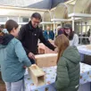 photo  ce samedi, les participants ont mis leur cœur à l’ouvrage pour construire le gîte à hérisson qu’ils installeront dans leur jardin. 