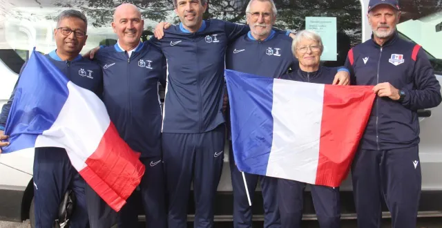 photo  de gauche à droite : tony randriamora (joueur), patrick leveau (coach adjoint), florent théron (sélectionneur), jacques maupilier (joueur, gardien de but), anne maupilier (intendante), jacques hamard (joueur, capitaine).  &copy;  co 