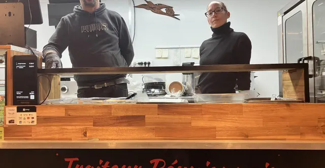 photo  jean-marie et carmen adorent le contact des clients qui leur permet de partager la culture réunionnaise.  &copy;  le maine libre 