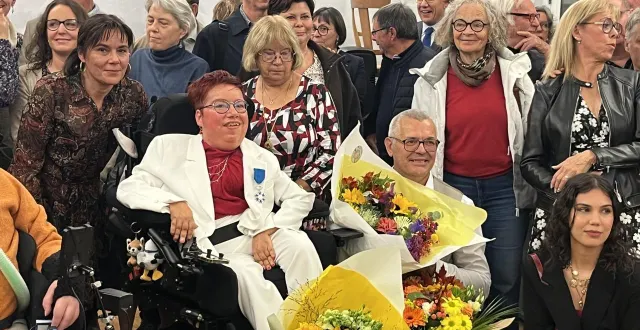 photo  nathalie da costa (au centre) était entourée de sa famille, de ses amis et de plusieurs adhérents de l’association handi’namique venus nombreux pour assister à cette cérémonie officielle.  &copy;  co 
