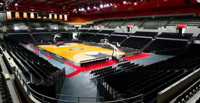 photo  l’antarès arena accueille aussi bien de grands concerts que des rencontres sportives comme le basket avec le msb.  &copy;  photo le maine libre - yvon loué 