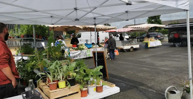 photo  le marché bio installé sur le parking de l’éolienne change de jour.  &copy;  archives le maine libre 
