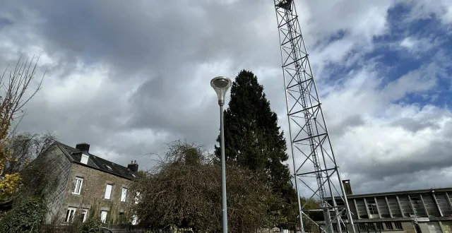photo  l’antenne relais de 36 mètres a été installée le 16 octobre 2025 juste derrière les habitations au lieu-dit du pré neuf à saint-georges-des-groseillers (orne).  &copy;  ouest-france 