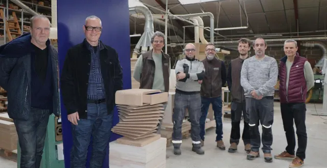 photo  les designers maurizio galante et tal lancman (à gauche) et l’équipe quasi complète de drugeot manufacture ayant pris part à la conception et à la fabrication de « pirouette » (au centre). ce chevet modulable sera exposé les 15 et 16 novembre à l’élysée.  &copy;  ouest-france 