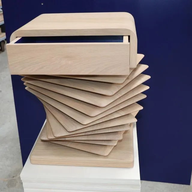 photo « pirouette », chevet modulable en bois massif, est composé de onze tablettes qui pivotent autour d’un axe central.  ©  ouest-france