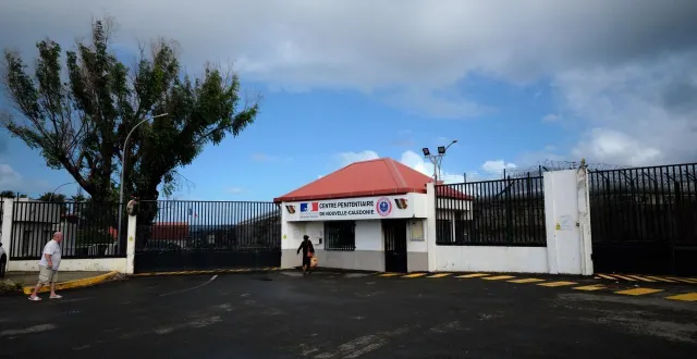 photo  l’entrée du site de l’ancien camp-est de la colonie pénitentiaire de l’île non, qui abrite aujourd’hui le centre pénitentiaire de nouméa, en nouvelle-calédonie, le 20 mai 2021.  &copy;  theo rouby / afp 