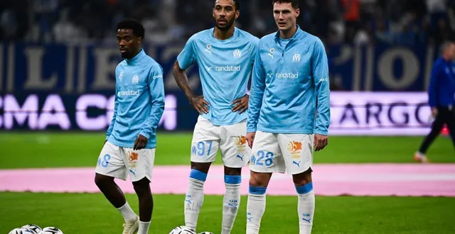 photo  benjamin pavard à l’échauffement aux côtés de pierre-emerick aubameyang.  &copy;  afp / miguel medina 