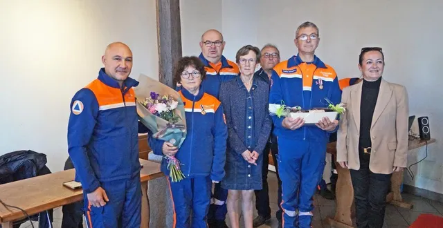 photo  marie claire morin a reçu la médaille pour 40 ans d’activité, pascal dézert à reçu la médaille des 30 ans. ils sont entourés des élus et des responsables locaux et départementaux de la protection civile.  &copy;  ouest-france 