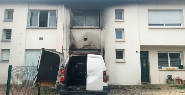 photo  ruelle des taillis, les fumées de l’incendie ont noirci la façade de la maison, le 30 juillet 2025.  &copy;  archives ouest-france 