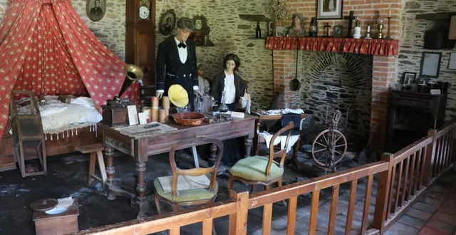 photo  le village 1900, lieu emblématique du parc de la couère qui fermera définitivement ses portes dimanche 2 novembre 2025.  &copy;  archives ouest-france 