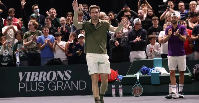 photo  le dernier salut d’un champion : nicolas mahut, battu sur le masters 1000 de paris, a tiré sa révérence sur une carrière de 25 ans.  &copy;  thierry larret/maxppp 