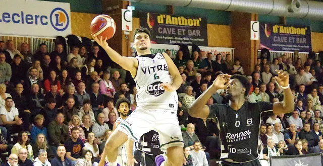 photo  jules gibey a inscrit 13 points pour vitré face à rennes.  &copy;  ouest-france 