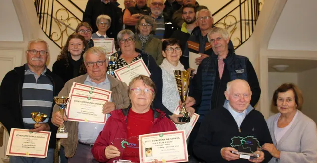photo  les lauréats des concours présents à la remise des prix, lundi, à la mairie.  &copy;  ouest-france 