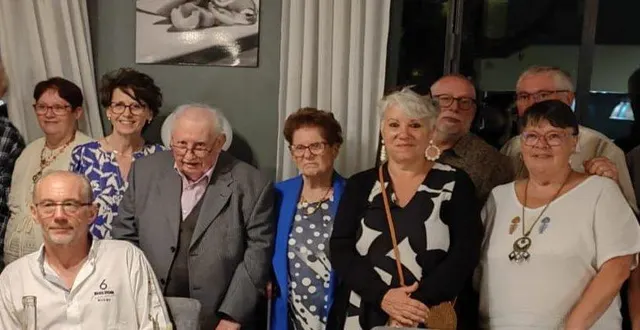 photo  raymond et monique bouet, 93 et 90 ans, habitant à la chesnaie depuis 1969, viennent de fêter leurs noces de platine entourés de leurs enfants, petits-enfants et arrières petits-enfants.  &copy;  co 