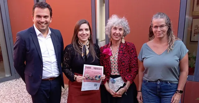 photo  le maire benoit cochet, manon joubert, véronique rabaud du relais petite enfance et hélène cognet membre partenaire du collectif parentalité.  &copy;  co. 