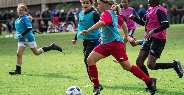 photo  le public était présent pour encourager les joueuses qui n’ont pas renoncé même quand la pluie s’est invitée sur les terrains.  &copy;  le maine libre 
