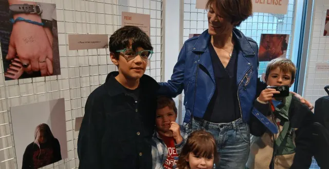 photo  l’artiste julie dan lors du vernissage à la castélorienne.  &copy;  le maine libre 