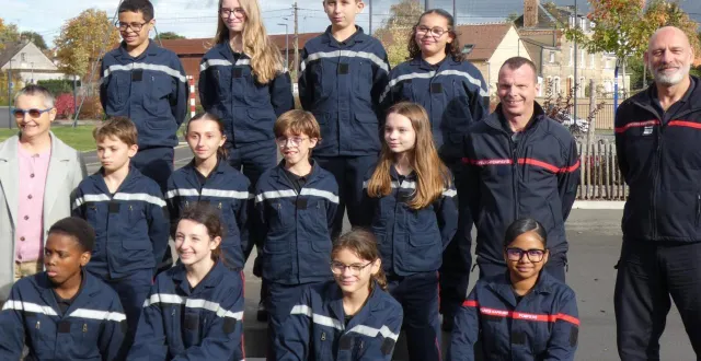 photo  à la fin de leur stage, les douze cadets du de la sécurité collège jean-cocteau posent devant leur parent avec la principale sarah lelièvre, emmanuel rondeau et daniel deschamps.  &copy;  ouest-france 