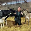 photo  eileen egon est installée en gaec avec son conjoint à bazouges - cré. le couple y possède un troupeau de 70 vaches laitières et une cinquantaine de génisses dont alouette (à droite) qui devrait être la mascotte du prochain comice agricole. 