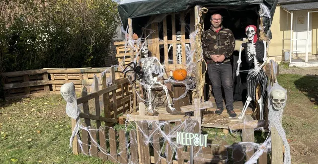 photo  ludovic lesourd aime décorer son jardin pour l’offrir à la vue des passants.  &copy;  ouest-france 