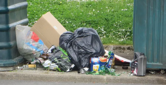 photo  dans les sentiers de campagne ou au sein même des villes, les dépôts sauvages se multiplient.  &copy;  archives ouest-france 