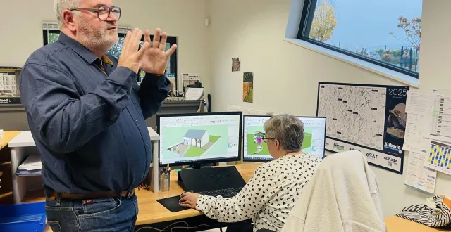 photo  catherine david présente ses dessins 3d aux visiteurs, qui en découvrent la qualité et la précision des volumes, difficilement perceptibles sur un simple plan 2d, explique franck david.  &copy;  le maine libre 