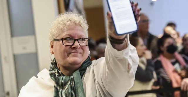 photo  amandine roy présente sa convocation sur son téléphone portable lors du premier jour du procès pour cyberharcèlement contre brigitte macron, le 27 octobre 2025.  &copy;  teresa suarez/epa/maxppp 