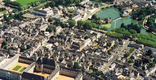 photo  pour préparer la révision de son plan local d’urbanisme intercommunal, la communauté de communes du pays fléchois lance une grande concertation, à commencer par des réunions publiques. la première aura lieu à la flèche ce jeudi 30 octobre 2025.  &copy;  archives ville de la flèche 