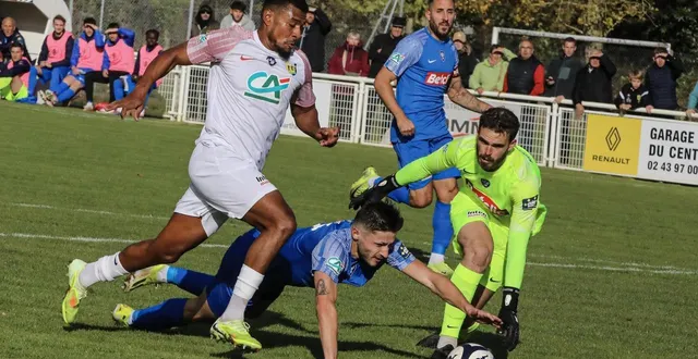 photo  santy ngom (en blanc) et ses coéquipiers de beaumont vont disputer un 7e tour de coupe de france historique pour le club.  &copy;  le maine libre 