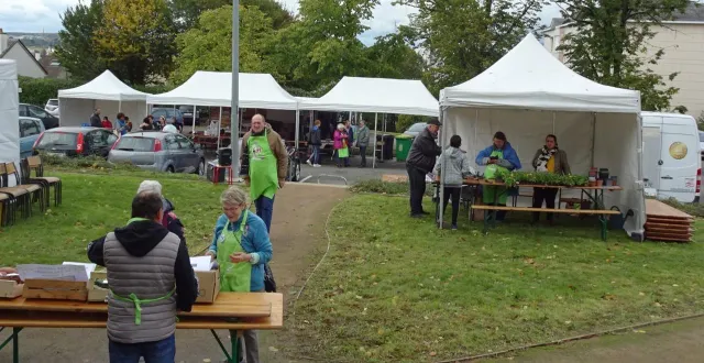 photo  les maisons pour tous invitent les habitants à découvrir ou redécouvrir le jardin partagé à bellevue, vendredi après-midi.  &copy;  ouest-france 