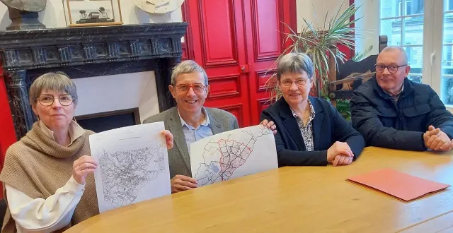 photo  à partir de la gauche, caroline gérault, référente pour la ville, michel leroyer maire, sylvie errard première adjointe et daniel berthelot conseiller municipal chargé du suivi cadastral.  &copy;  ouest-france 