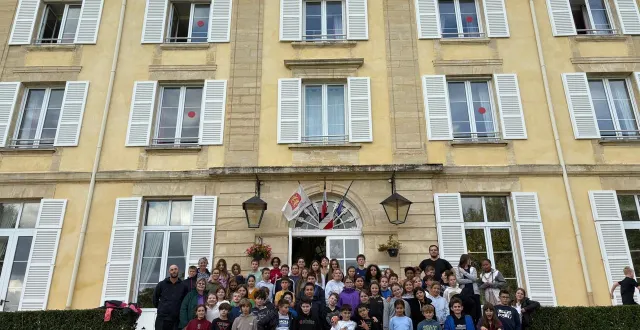 photo  les 6e et leurs enseignants au séjour d’intégration au château de molay-littry.  &copy;  ouest-france 