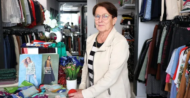 photo  paulette tonnelier dans sa boutique de prêt-à-porter féminin où elle travaille depuis 40 ans, place raphaël-élizé, à sablé-sur-sarthe.  &copy;  ouest-france 