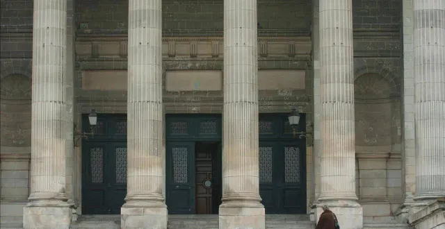 photo  le conducteur de trente ans aurait pris la fuite après avoir percuté deux piétons à angers.  &copy;  archives ouest-france 