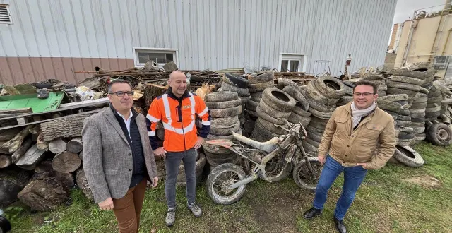 photo  aux côtés de sylvain divert et vincent loison, françois boussard, président de la commission environnement du conseil départemental : « ce volume de déchets retrouvés dans la rivière est inacceptable. »  &copy;  ouest-france 