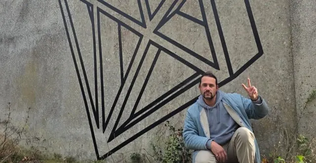 photo  le diamantaire devant sa dernière œuvre au clos menou, à argentan (orne).  &copy;  dr 