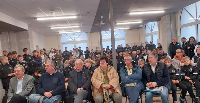 photo  la salle du marché couvert était comble lors de l’assemblée générale de la jeunesse fertoise bagnoles. au premier rang des élus dont michel leroyer, maire de la ferté-macé et olivier petitjean, maire de bagnoles-de-l’orne, et d’autres élus.  &copy;  ouest-france 